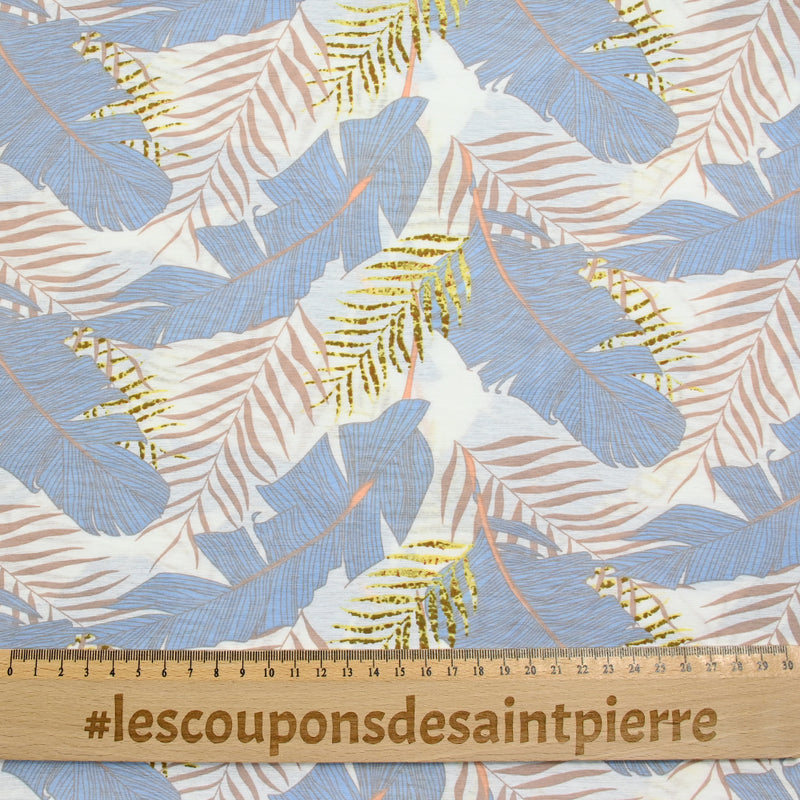 Viscose imprimée légère feuilles et plumes bleues fond blanc