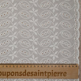 Broderie anglaise festonnée Aldabra fond blanc cassé