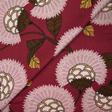 Satin polyester imprimé fleur en éventail rose fond bordeaux