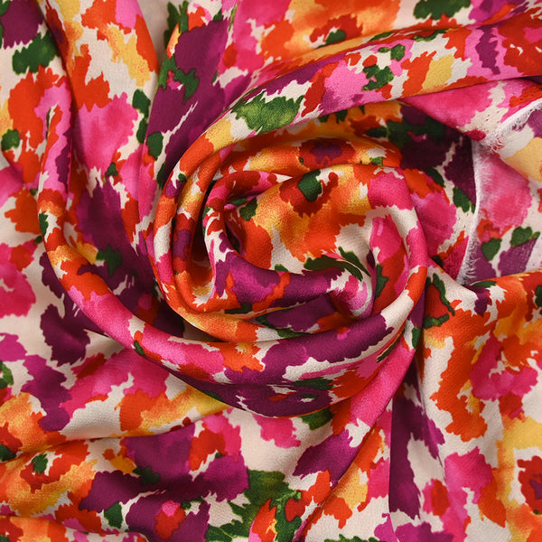 Crêpe satin polyester imprimé évasion rose fond écru