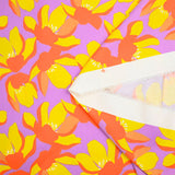 Satin de coton élasthanne fleurs orange fond violet