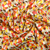 Satin de coton élasthanne imprimé confettis jaune et corail fond blanc