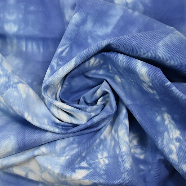 Sergé de coton élasthanne tie & dye bleu ciel