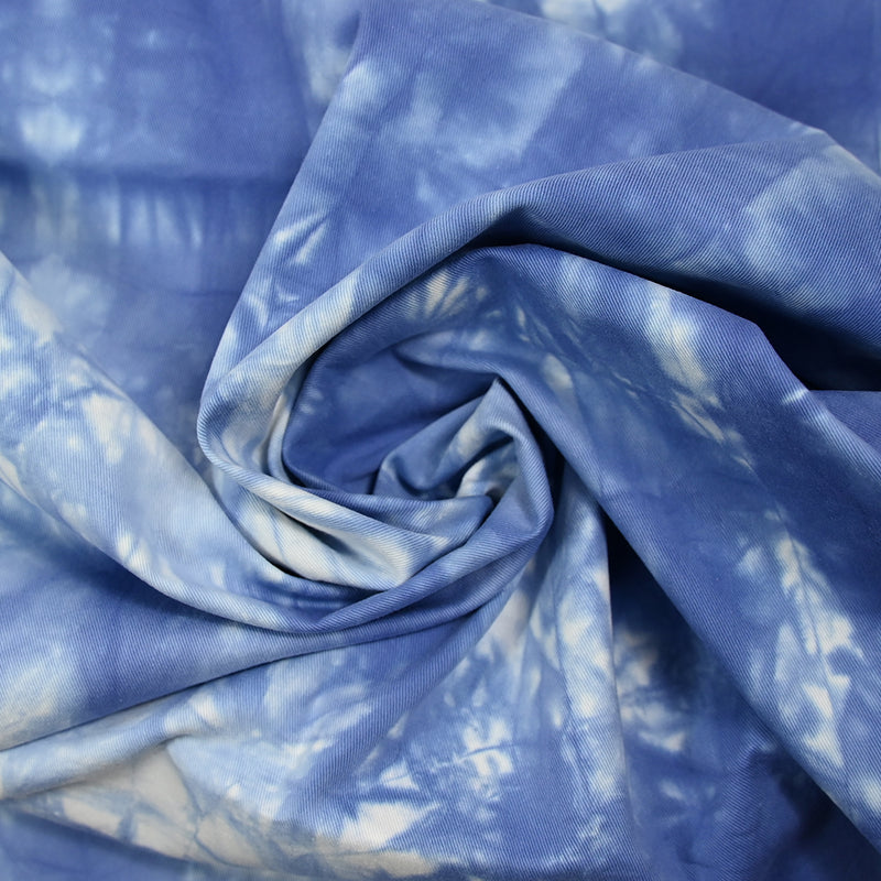 Sergé de coton élasthanne tie & dye bleu ciel