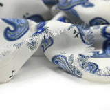 Crêpe de polyester imprimé cachemire bleu fond blanc cassé