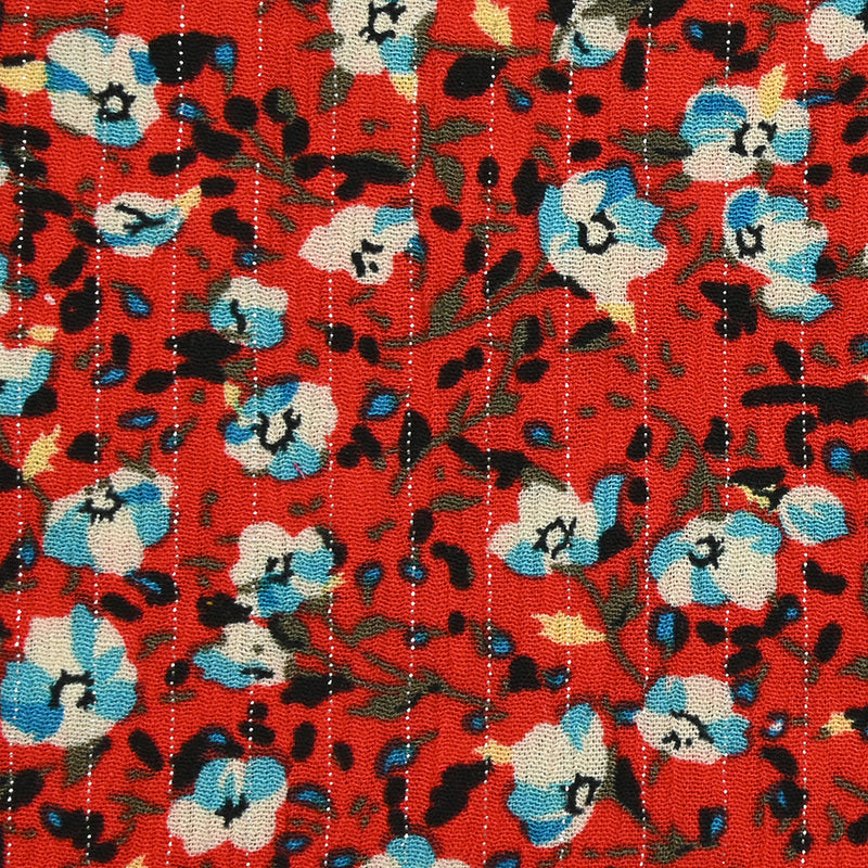 Crépon viscose lurex fleurs bleu et blanc fond rouge