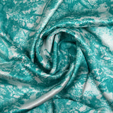 Satin de soie imprimé dans la jungle turquoise fond blanc