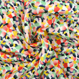 Satin de coton élasthanne imprimé confettis vert minéral et rose fond blanc