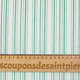 Voile de algodón teñido con tejido de rayas verdes y fondo blanco.