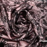 Satin de soie imprimé dans la jungle fond rose