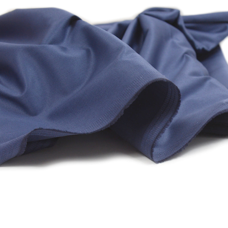Satin de coton élasthanne marine délavé