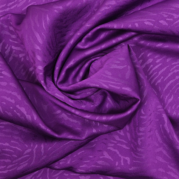 Crêpe satin de polyester magnolia fond violet pourpre