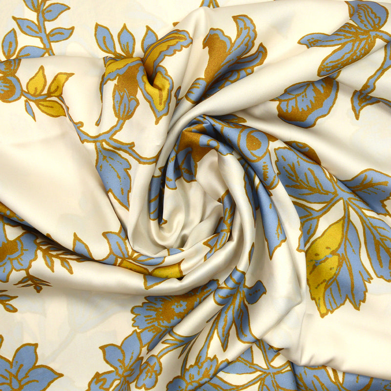 Crêpe satin polyester imprimé fleurs bleu acier et ocre fond beige clair