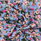 Crêpe polyviscose imprimée les fleurs du pont fond bleu
