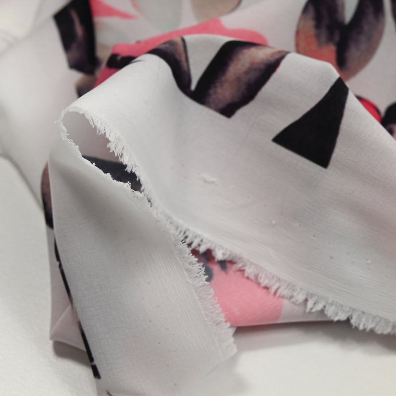 Crêpe de polyester élasthanne imprimé fleurs rose fond blanc