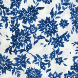 Flores impresas de panqueque viscosa en suspensión azul fondo blanco