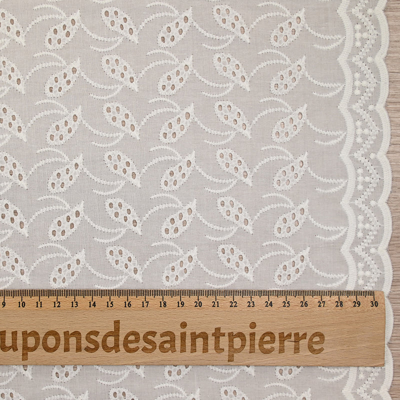 Broderie anglaise festonnée Adela fond blanc cassé