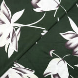 Satin sergé polyester imprimé fleurs blanches et violettes fond vert bouteille