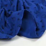 Jersey de coton piqué imprimé casquettes fond bleu