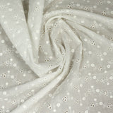 Broderie anglaise saison chaude fond blanc cassé