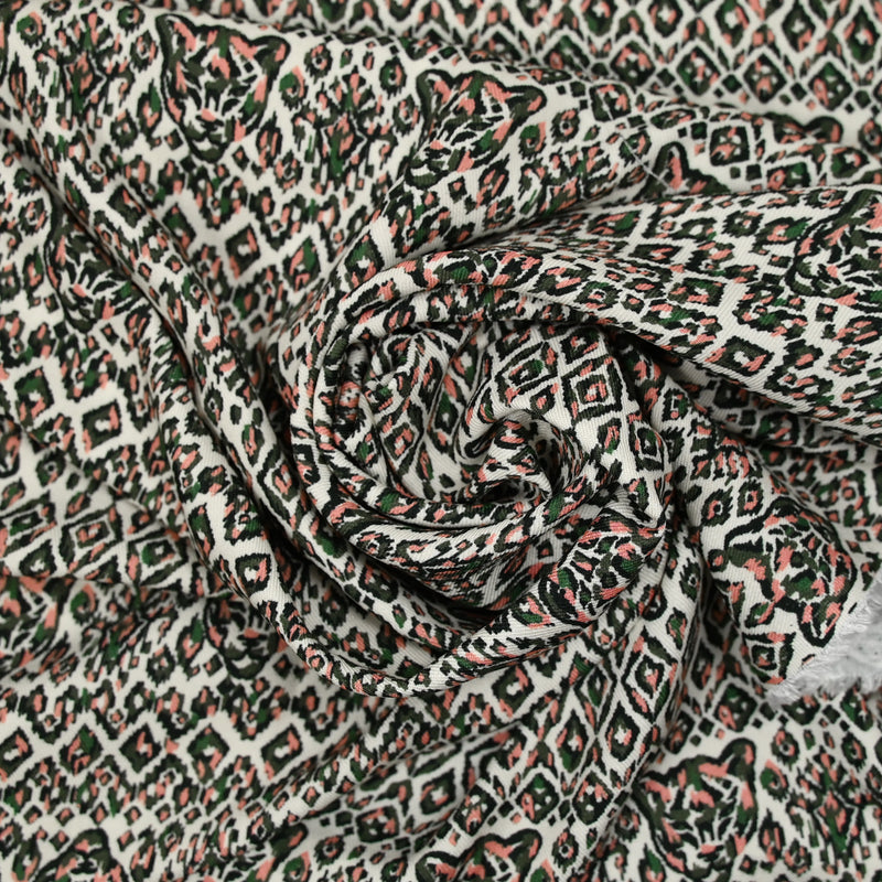 Twill de viscose imprimé tête de tigre vert et rose fond blanc cassé
