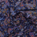 Crêpe viscose imprimé cachemire bleu et ocre sur fond marine