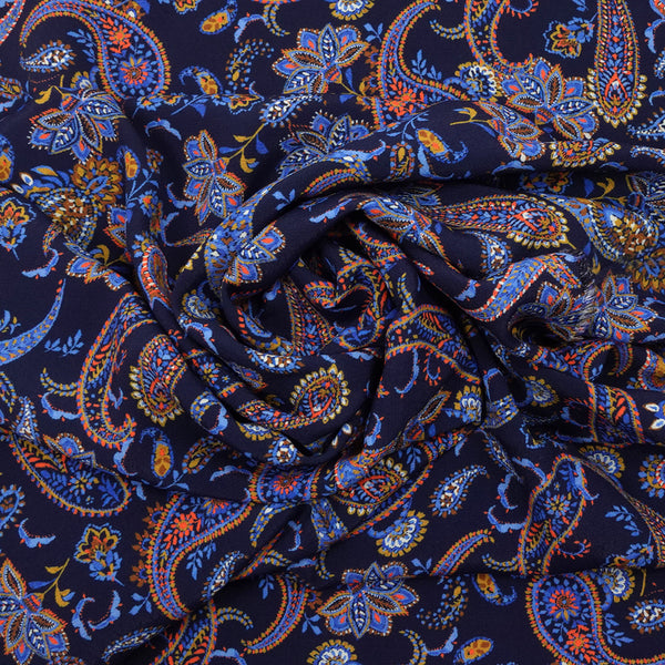 Crêpe viscose imprimé cachemire bleu et ocre sur fond marine