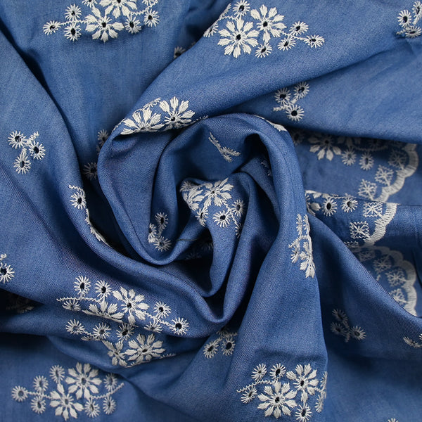 Chambray de viscose brodé Flora fond bleu