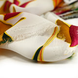 Crêpe de polyester imprimé fleurs fuchsia et moutarde fond blanc