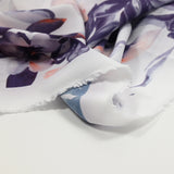 Crêpe de polyester élasthanne imprimé fleurs violacé fond blanc