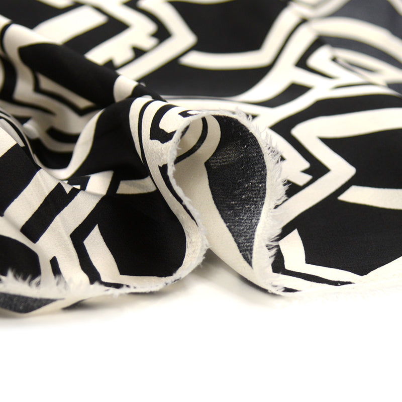 Satin de polyester fin imprimé géométrie blanc cassé fond noir