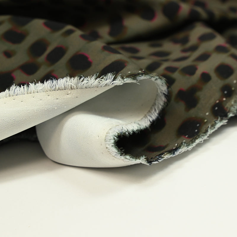 Satin polyester élasthanne imprimé tacheté kaki et noir
