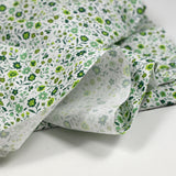 Coton imprimé ouragan floral vert fond blanc