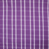 Tejido teñido de polialgodón contrastante color crudo línea blanca fondo violeta amatista