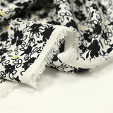 Crêpe polyester imprimé fleurs noires fond blanc