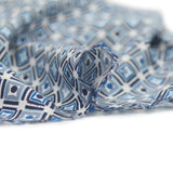 Viscose imprimée carré dans losange gris et bleu fond blanc
