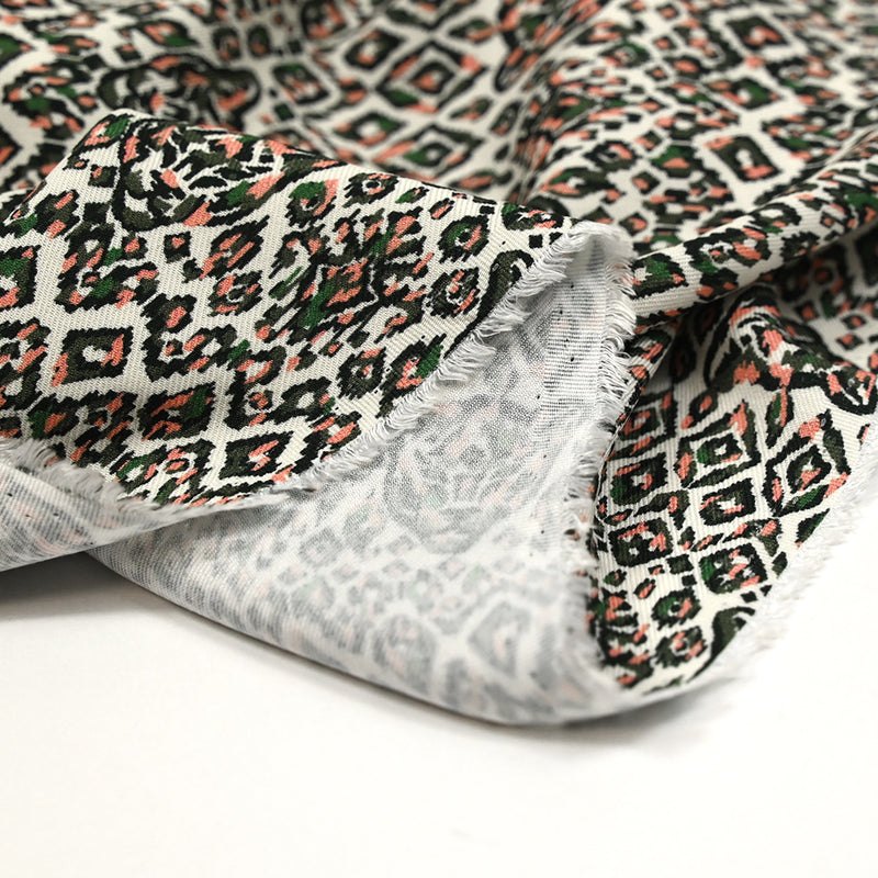Twill de viscose imprimé tête de tigre vert et rose fond blanc cassé