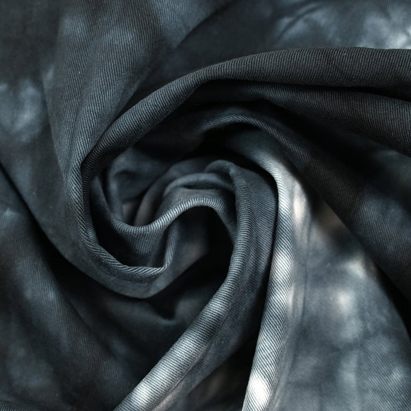 Sergé de coton élasthanne tie & dye gris bleu