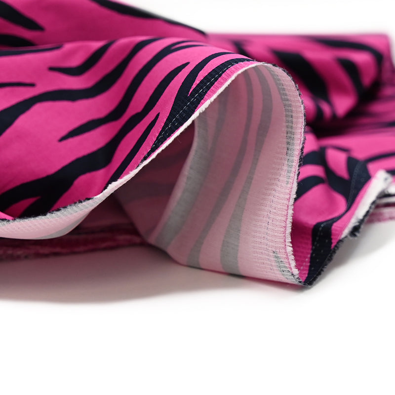 Satin de coton élasthanne imprimé tigres fond fuchsia