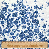 Crêpe de viscose imprimé fleurs en suspension bleu fond blanc