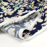 Crêpe viscose imprimé floral flou fond marine
