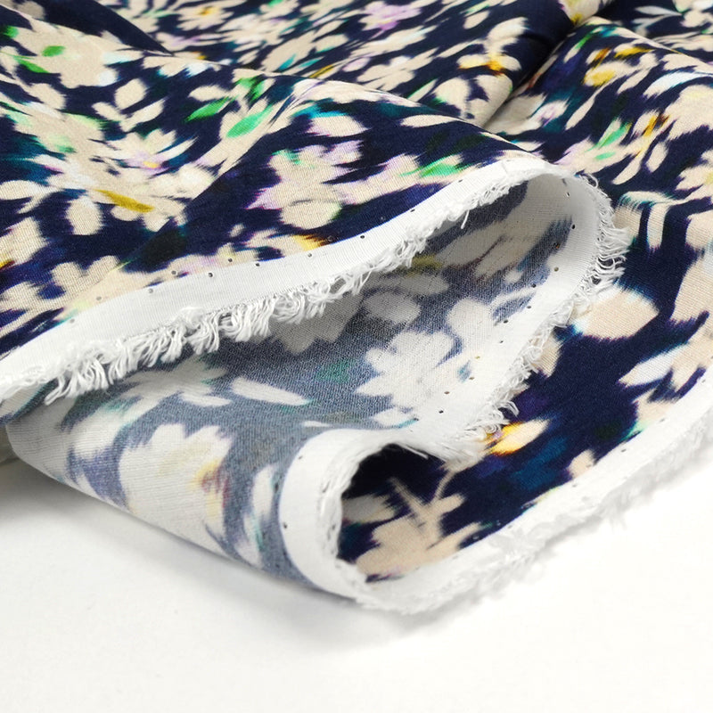 Crêpe viscose imprimé floral flou fond marine