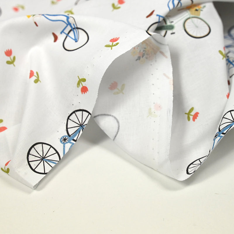 Coton imprimé balades à vélo fond blanc