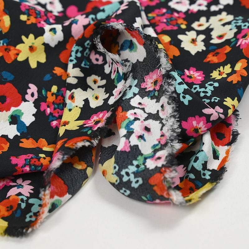Crépon polyester fleuri multicolore fond noir
