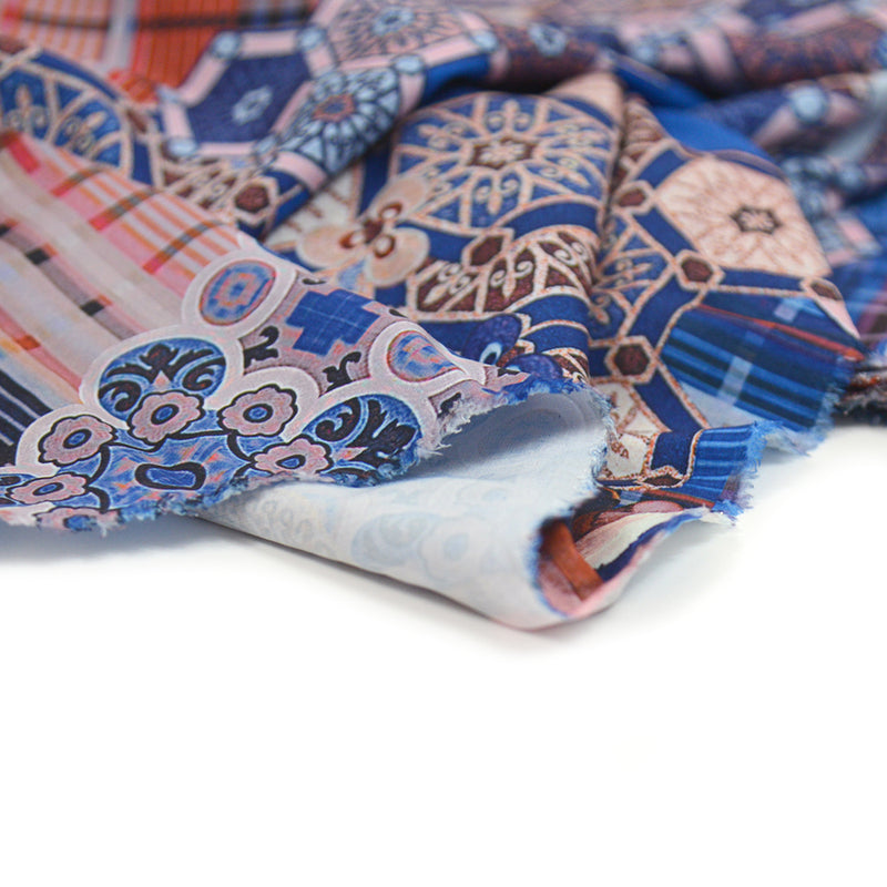 Satin polyester élasthanne fin plumes et mosaïques fond bleu