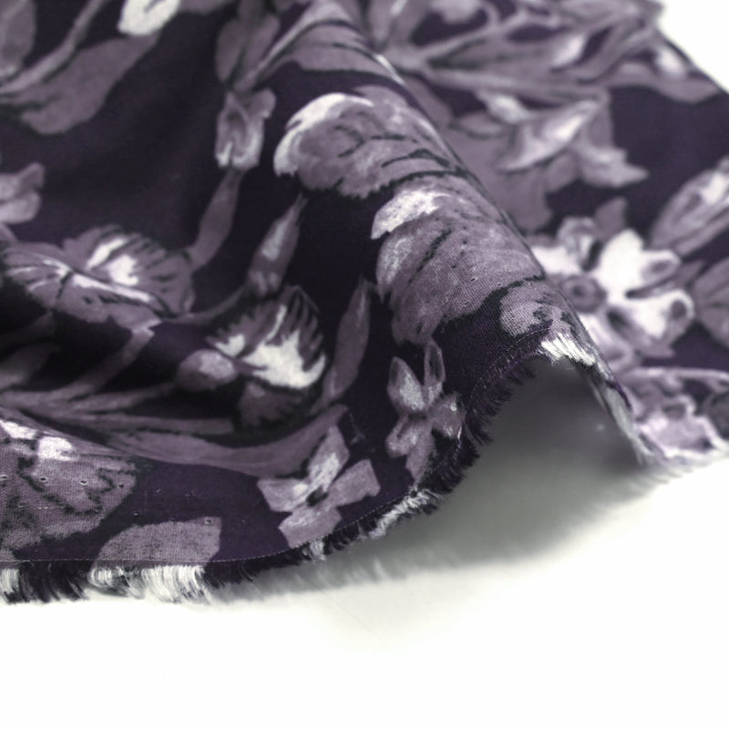 Popeline de coton imprimée fleurs troubles fond violet foncé