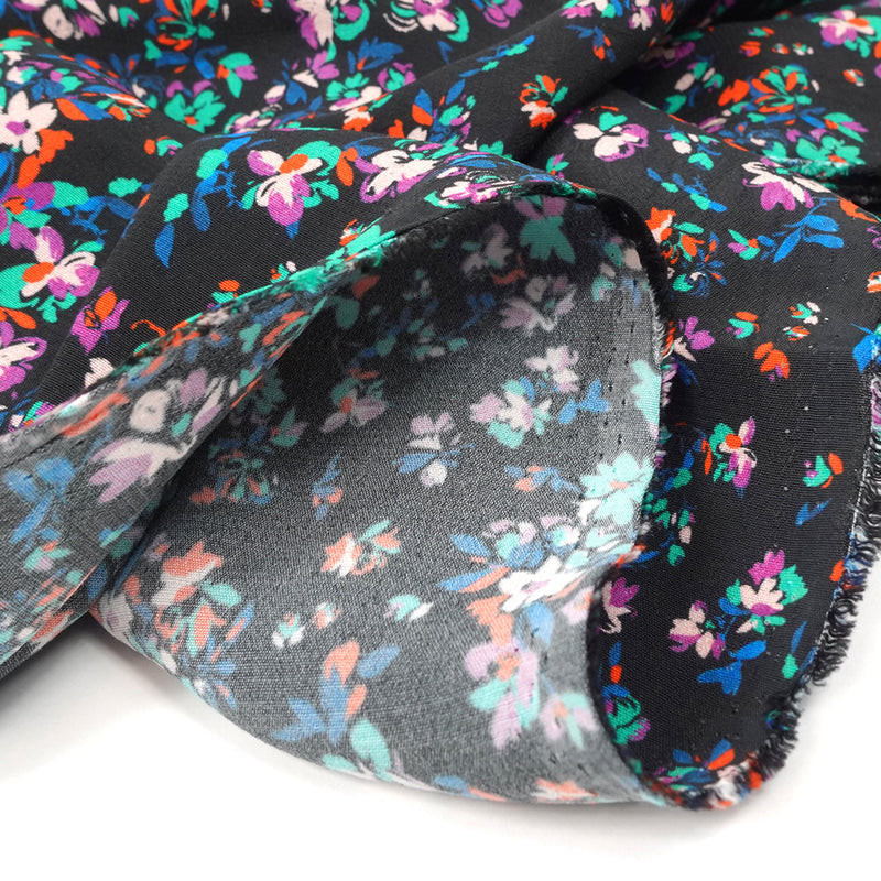 Crêpe viscose imprimé fleurs éclatantes vertes et orange fond noir