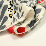 Viscose imprimée dans la nature gris et rouge fond blanc cassé