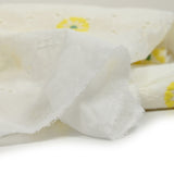 Broderie anglaise rebrodée de fleurs jaune fond blanc cassé