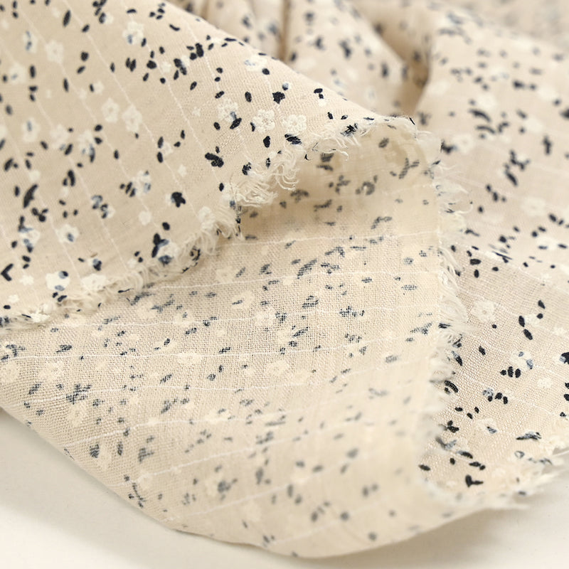 Voile de coton imprimé et floqué fleurettes fond beige clair